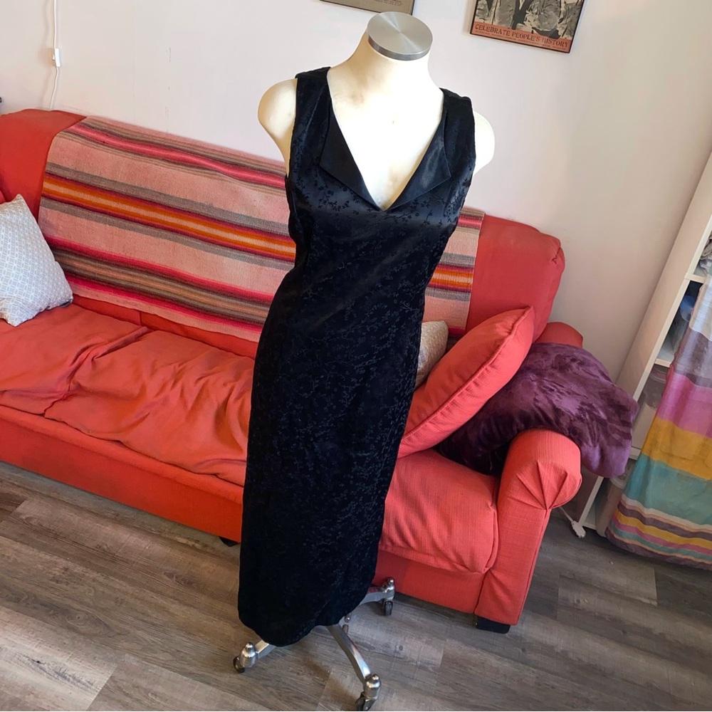 Black Sleeveless Midi Sheath Dress with V-neck for Cocktail